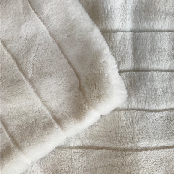 White mink faux fur shrug coat - Picture 8 of 8